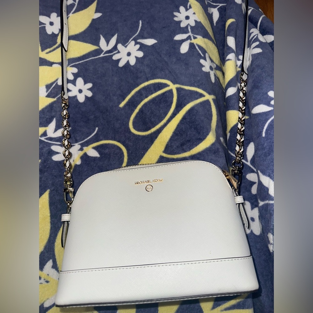 Michael Kors Elegant White Crossbody Bag with matching card wallet